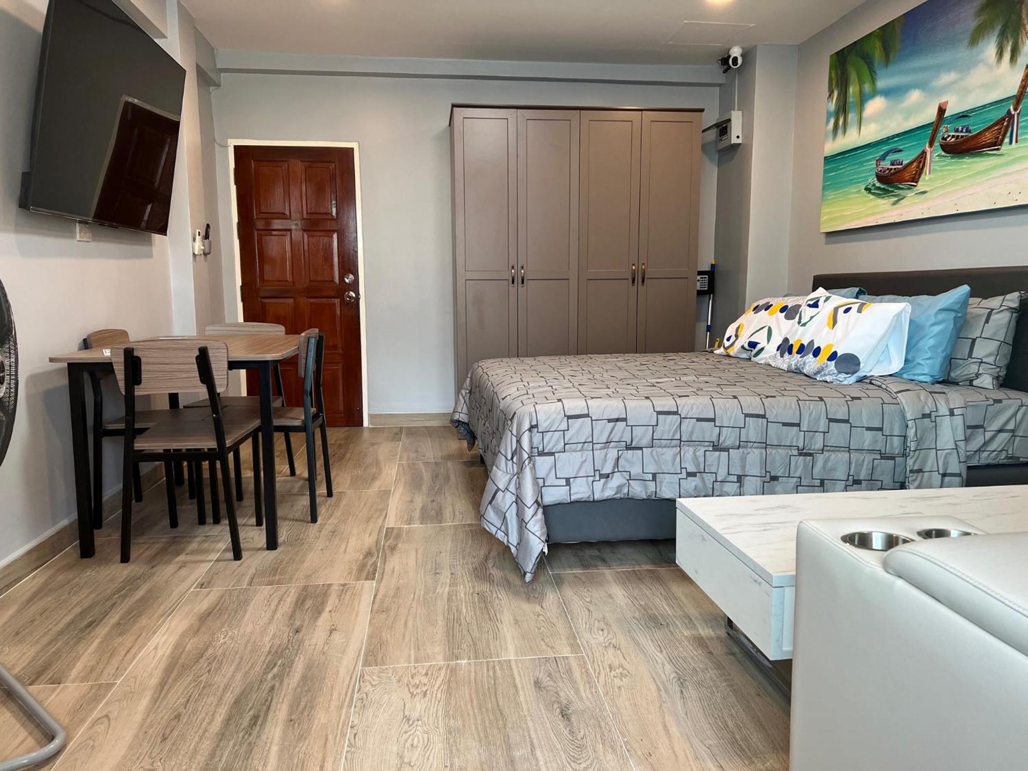 Private Modern Apartments By Patong Vacation Rentals Located In The Heart Of Patong, Walking Distance To The Beach, Kitchen, Private Bathroom, Seating Area, 65" Smart Tv With Free Wifi 外观 照片