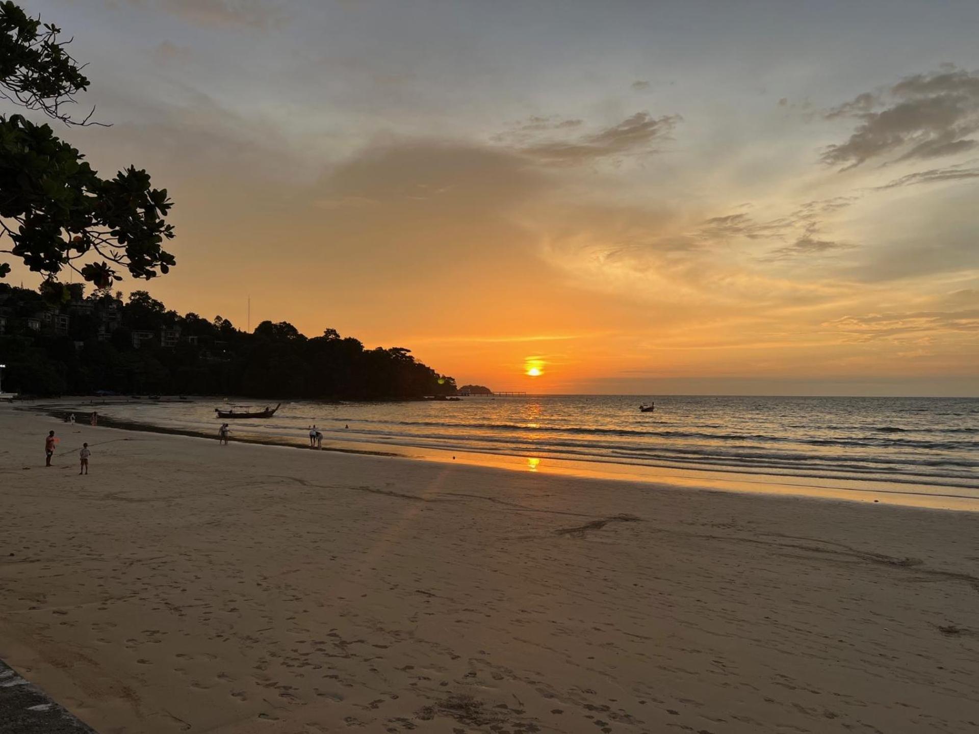 Private Modern Apartments By Patong Vacation Rentals Located In The Heart Of Patong, Walking Distance To The Beach, Kitchen, Private Bathroom, Seating Area, 65" Smart Tv With Free Wifi 外观 照片