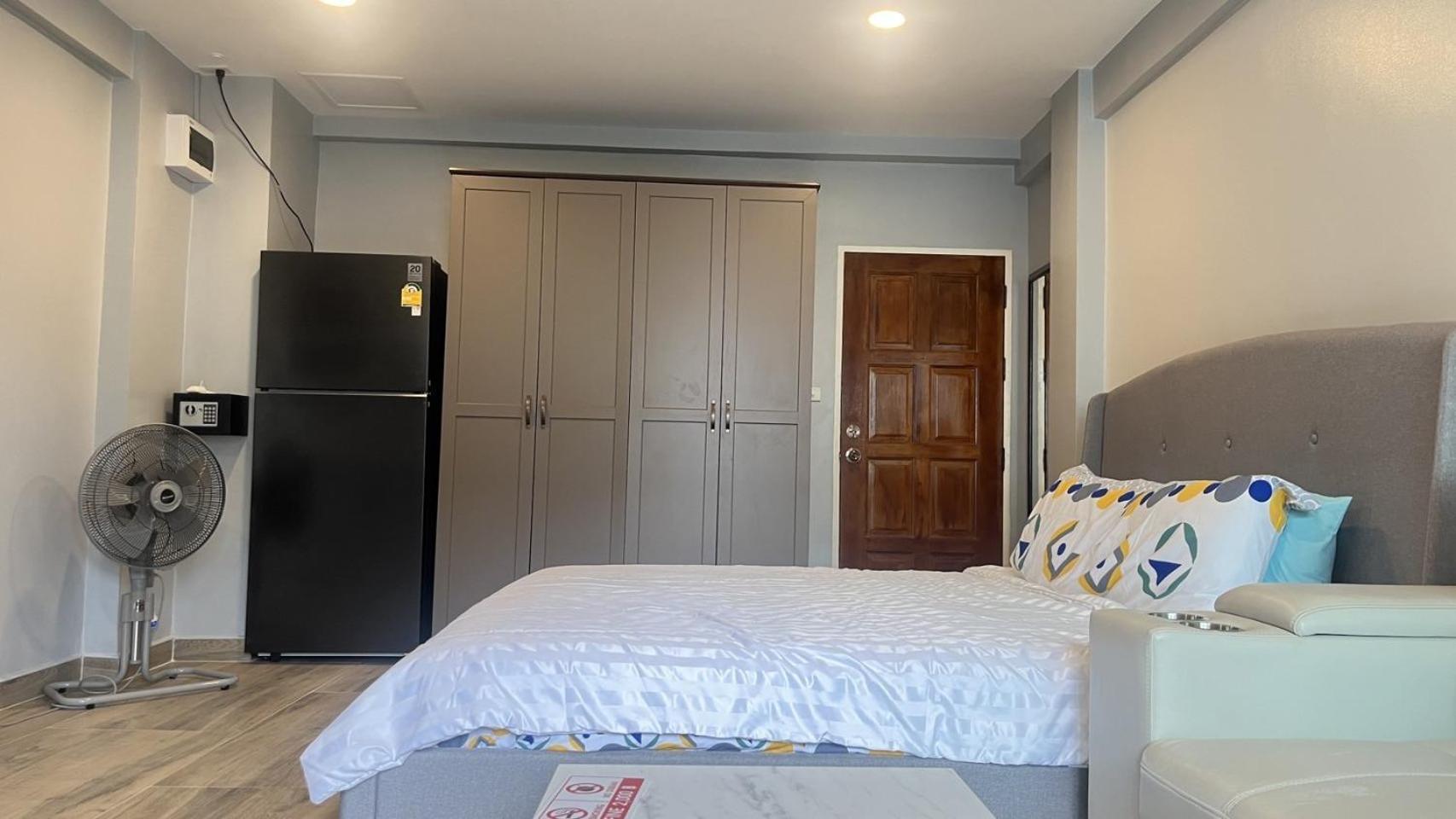 Private Modern Apartments By Patong Vacation Rentals Located In The Heart Of Patong, Walking Distance To The Beach, Kitchen, Private Bathroom, Seating Area, 65" Smart Tv With Free Wifi 外观 照片